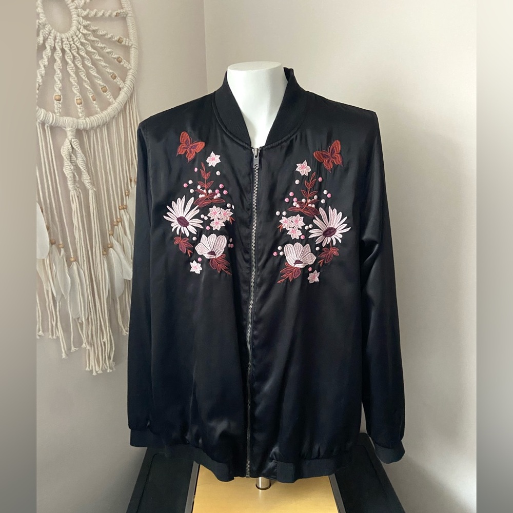 Xhilaration Women’s Floral Embroidered Black Bomber Jacket Size Medium